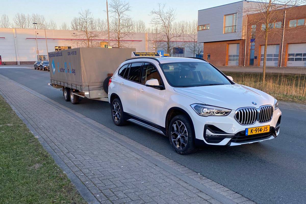 De lesauto van Rijschool Culemborg met de eigen lesaanhanger, met opdruk E achter B in 1 dag